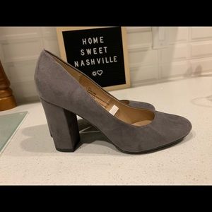 GREY SUEDE HEELS - 6.5